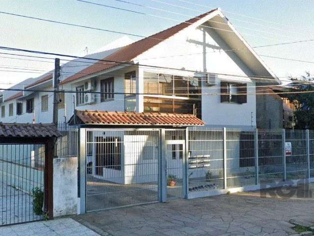 Sobrado em Condomínio!&lt;BR&gt;Casa em condomínio fechado localizado na Rua Marquês do Maricá, no bairro Vila Nova em Porto Alegre. Possui 3 dormitórios, 1 suíte, 3 banheiros sociais, sala, área priv