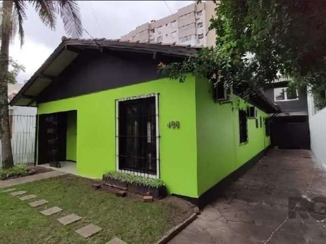 Casa reformada com pátio frontal e garagem lateral para 4 carros.&lt;BR&gt;É possível estacionar em frente ao imóvel.&lt;BR&gt;&lt;BR&gt;O Imóvel tem duas entradas, sendo a da esquerda (totalmente ind