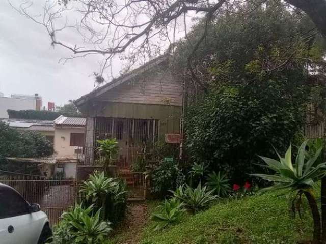 Ótima oportunidade de adquirir um terreno, bem localizado no bairro Tristeza! &lt;BR&gt;Possui duas casas, na primeira, uma casa de madeira, tem dois dormitórios, sala, cozinha e um banheiro social.&l