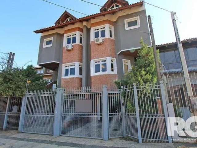 Casa a venda no bairro Jardim Planalto, em Porto Alegre, com 284m². ESTUDA APARTAMENTO COMO PARTE DE PAGAMENTO. Casa em excelente estado, conta com garagem no térreo para 2 carros, no primeiro andar l