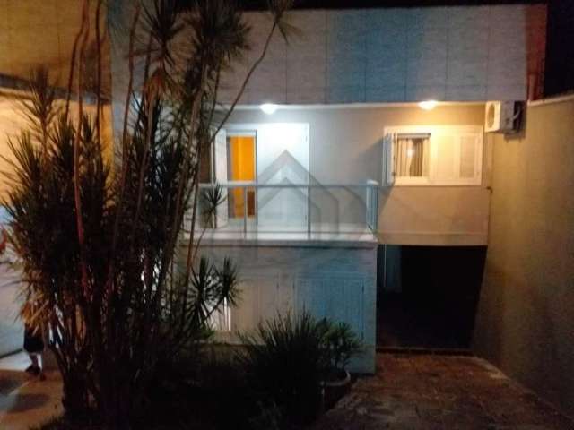 Vende maravilhosa casa no bairro Glória, com 200 m² privativos, detalhes de acabamento moderno e de extremo bom gosto , com 2 dormitórios, sendo 2 suítes e uma delas com sacada, closet e banheira de h