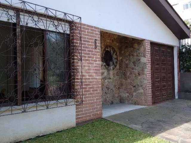 Casa localizada no bairro Vila Ipiranga, com 250m², frente. Imóvel com 3 dormitórios, sala de estar/jantar, cozinha, banheiro social, área de serviço e pisos em cerâmica e parquet. Imóvel com posição 