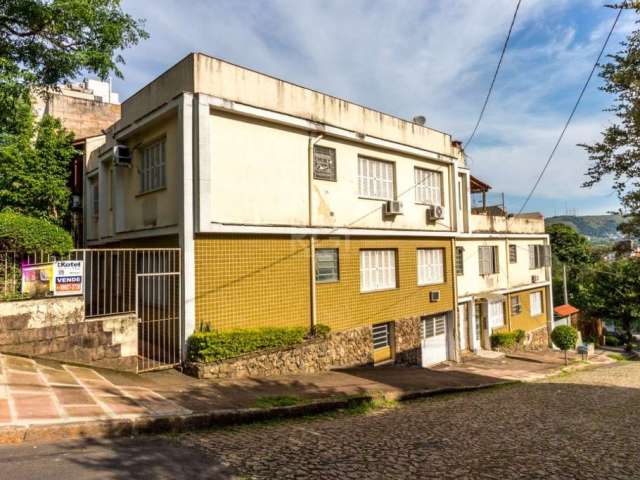 Apartamento de dois dormitórios e uma vaga de garagem no bairro Petrópolis em Porto Alegre. Banheiro social, sala, cozinha e área de serviço.&lt;BR&gt;O banheiro social foi transformado em social e su