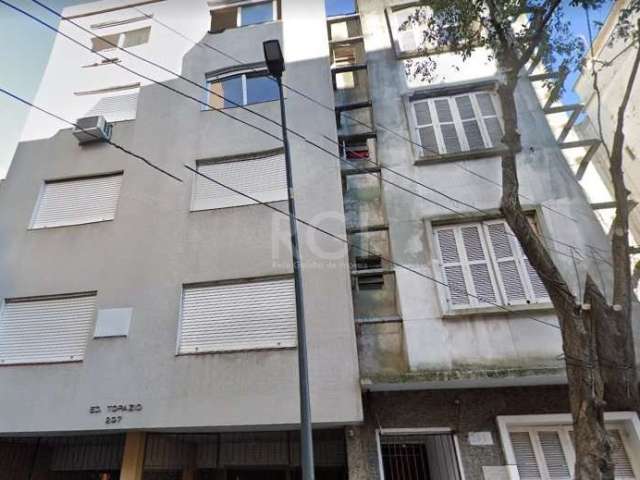 Apartamento térreo de dois dormitórios no Centro Histórico de Porto Alegre, living para dois ambientes, banheiro social, cozinha e área de serviço.&lt;BR&gt;Apartamento localizado na Rua Riachuelo em 