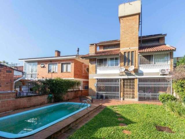 Excelente Residência com 2 pavimentos , Pt de Baixo , living para 2 bons ambientes  , lavabo, copa cozinha ampla, lavanderia , pátio piscina , garagem , pt superior , 4 dormitórios 1 suíte máster clos