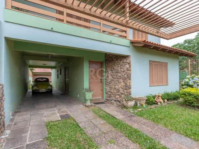 Sobrado com 3 dormitórios (em tabuão), suíte, living 2 ambientes c/lareira (em piso frio), lavabo, cozinha montada. Pátio c/40m², cerca elétrica e portão eletrônico.&lt;BR&gt;Vamos visitar?&lt;BR&gt;A