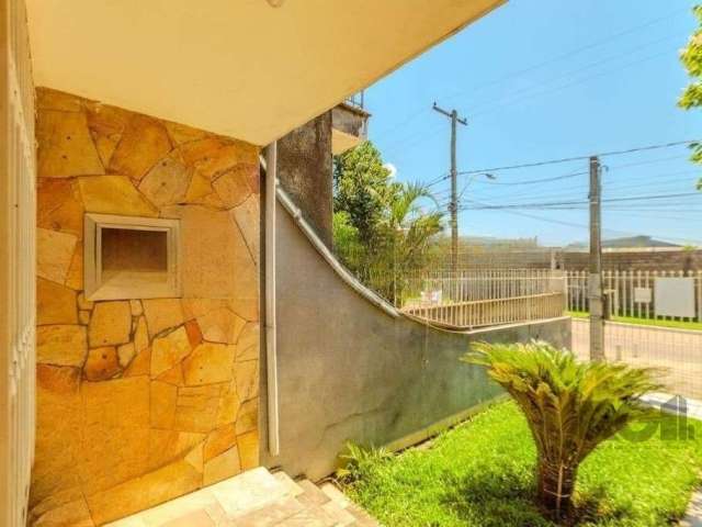 Casa à venda no bairro Rubem Berta, em excelente localização. O imóvel possui 3 dormitórios, sendo 1 suíte, 2 salas (uma de estar e outra de jantar), cozinha espaçosa, lavanderia, garagem coberta e co