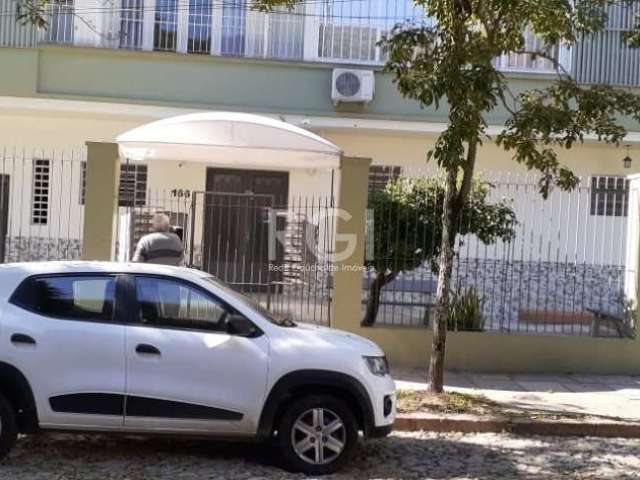 Em excelente localização, esquina da Av. Mercedes com Marques do Pombal, amplo apartamento, 75 m² privativos, 2 dormitórios, living 2 ambientes, ampla cozinha, dependência completa, área de serviços, 