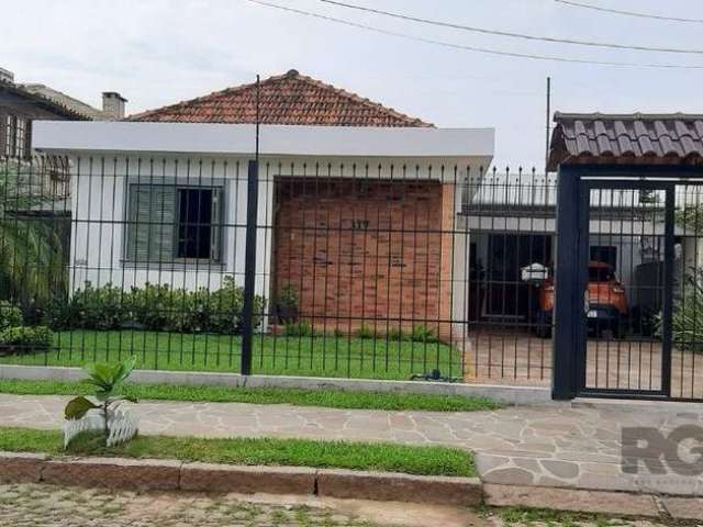 Terreno medindo 12,00 X 44,00, com duas construções em alvenaria. A casa principal totalmente reformada dispõe de 3 dormitórios, sendo que um foi transformado em escritório, banheiro social, lavabo, a