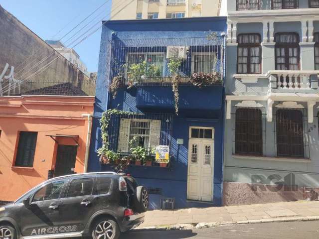 Casa toda reformada com  140m² privativos, linda decoração em ponto alto e nobre (à prova de enchente) do centro histórico. Três pavimentos:  no primeiro piso, hall de entrada,  sala de estar, sala de