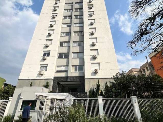 Apartamento, bem localizado, mobiliado, andar alto com vista, bem iluminado, posição solar norte, 2 dormitórios, sendo uma suíte, living para estar/jantar, banho social, cozinha com churrasqueira, áre