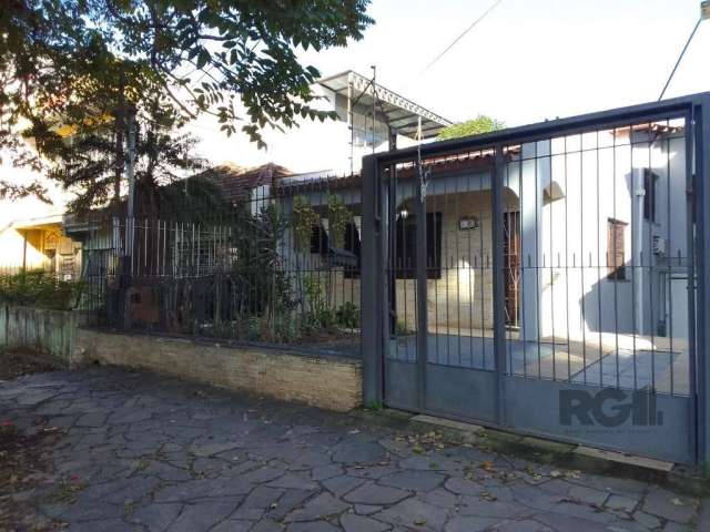 Casa residencia/comercial  no bairro São João, com 03 dormitórios sendo 01 suíte, semimobiliada, cozinha com eletros,  sala de jantar, sala de estar, sacada, churrasqueira, salão de festas, cozinha au