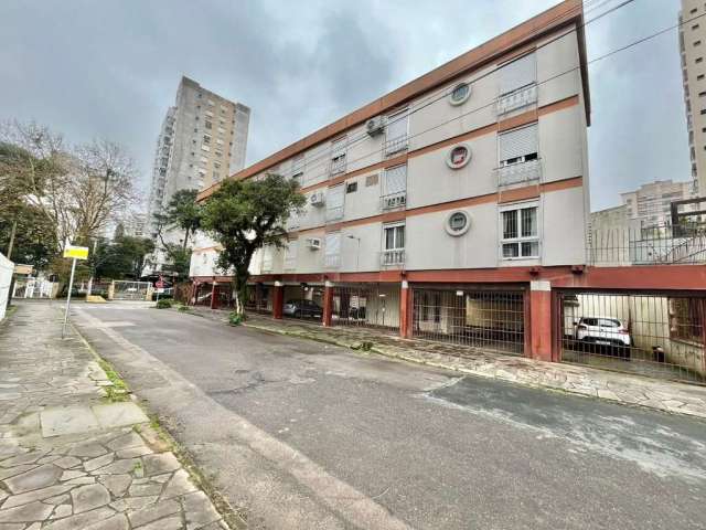 Vende excelente apto MOBILIADO de 01 dormitório transformado em 02 dormitórios.&lt;BR&gt;Sala, banheiro, cozinha, área de serviço e 02 vagas de garagem.&lt;BR&gt;Na sala fica a mesa de madeira, sofá 0