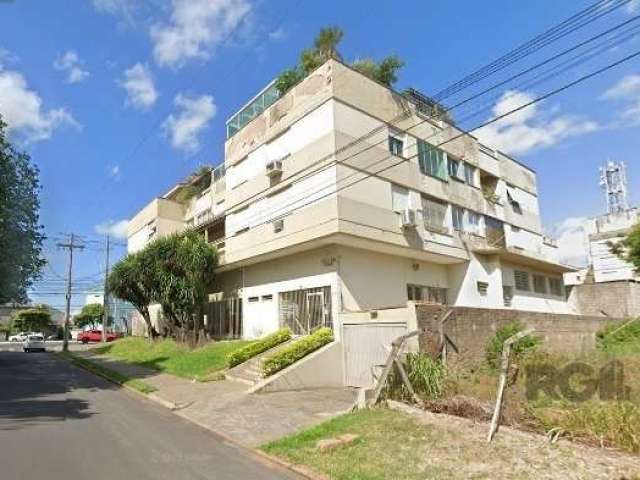 Ótima e ampla cobertura duplex, de frente, com 156m² privativos, de 3 dormitórios e vaga. Possui no andar inferior: sala ampla com sacada, 3 dormitórios, banheiro social, cozinha e área de serviço. Pi