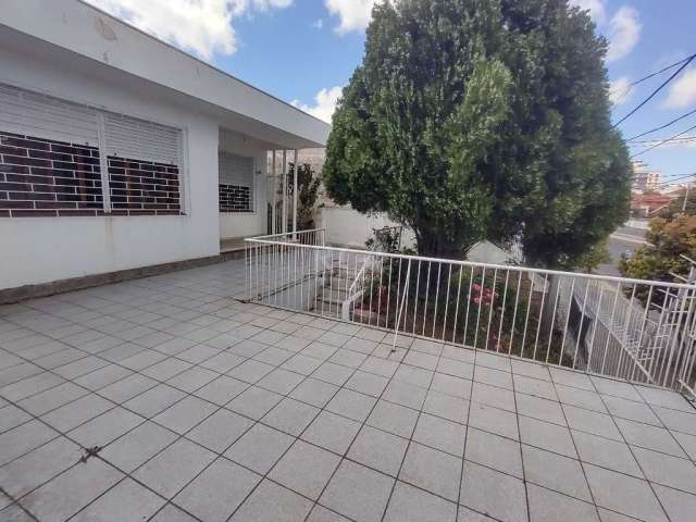 Em excelente localização, entre Bairros Menino Deus e Azenha, casa térrea, terreno em aclive, com  3 dormitórios,  living 2 ambientes,  banheiro social e auxiliar, lavanderia, 2 cozinhas e sala de jan