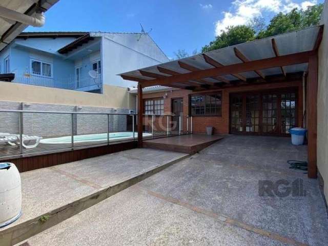 Casa com três dormitórios, piscina, salão de festas e churrasqueira. Reformada recentemente, conta com piso laminado e cozinha semi mobiliada. Próximo à supermercado e escolas, em ótimo bairro da Zona