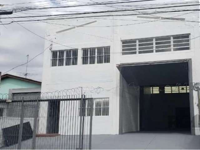 Depósito para locação com 310m² no bairro Sarandi. O imóvel possui piso industrial de concreto, pé direito duplo, escritório, área de carga e descarga, cozinha, dois banheiro sociais com vestuário, ár