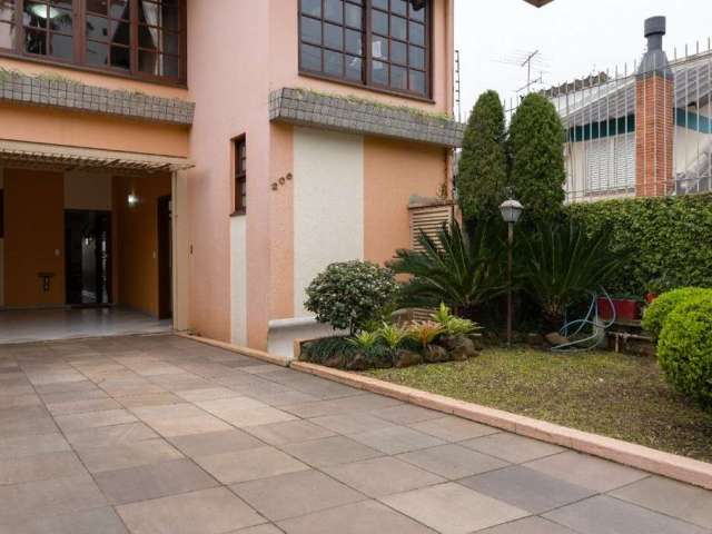 Casa à Venda no Jardim Sabará, Porto Alegre!&lt;BR&gt;&lt;BR&gt;Você está em busca de um lar perfeito para a sua família? Temos a casa dos seus sonhos no coração do bairro Jardim Sabará! Com 220m² de 