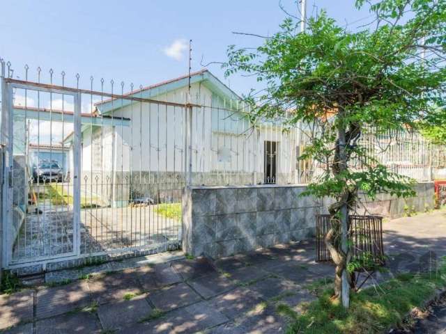 Casa localizada no bairro Camaquã, Porto Alegre, possui 2 banheiros, garagem para 2 carros, jardim e área lajotada. O terraço oferece uma vista privilegiada da Zona Sul. Todas as janelas são de alumín