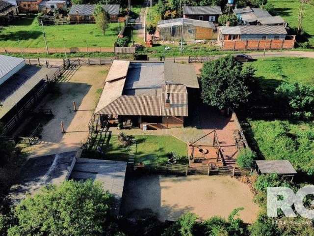 Casa à Venda em Porto Alegre | Casa mobiliada, imóvel localizado no Bairro Lageado, extremo sul da capital, com 30m de frente por 40m da frente aos fundos, conta com casa de 2 dormitórios, sala, cozin