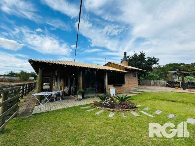 Casa à Venda em Porto Alegre | Casa mobiliada, imóvel localizado no Bairro Lageado, extremo sul da capital, com 20m de frente por 40m da frente aos fundos, conta com casa de 2 dormitórios, sala, cozin