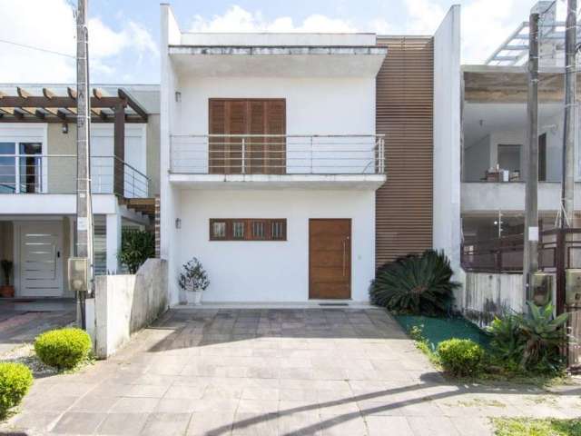 Excelente casa no  Lagos de Nova Ipanema, com 3 dormitórios, sendo 1 suíte, em 2 dormitórios possui roupeiros, 1 banheiro social e 1 lavabo, living 2 ambientes, cozinha sob medida, aquecimento a gás, 