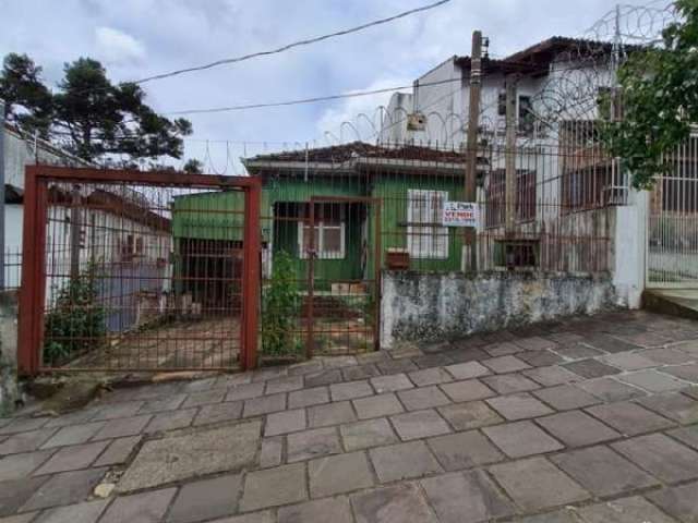 TERRENO PLANO - OTIMA LOCALIZAÇÃO, CERCADO E MURADO - MEDINDO 8.25M  POR 33.00M DA FRENTE AO FUNDO - TOTALIZANDO ÁREA TOTAL DE 272.25m2 - A APROXIMADAMENTE 150M DA AV. BENTO GONÇALVES