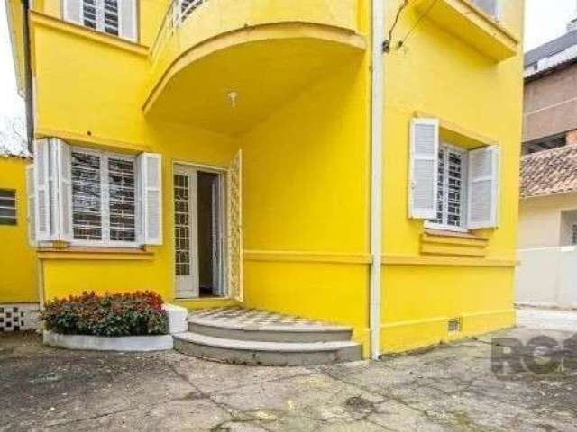 Casa com dois andares, 05 dormitórios no total, conta com 1 suíte com sacada. Living dois ambientes amplos possui lareira com ambientes bem iluminados, 3 banheiros. Pátio com capacidade para 5 veículo