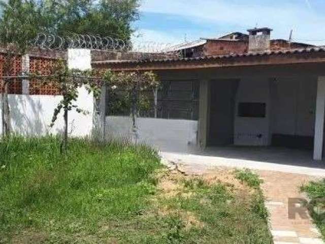 Casa 3 dormitórios, sendo uma suite, amplo living para dois ambientes, banheiro social, cozinha, sala de estar, e jantar, área de serviço e vaga de garagem coberta. O imóvel possui um ótimo pátio, o q