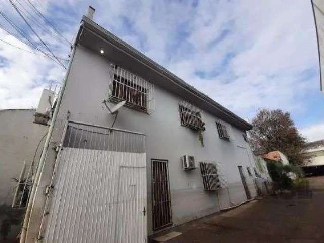 Casa com 108m² de área privativa, com 1 dormitórios, sala , cozinha e 1 banheiro.