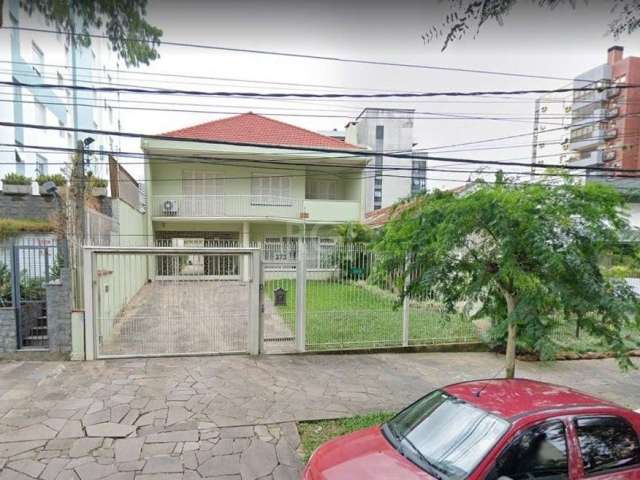 Excelente casa à venda, com 324m² de área privativa, 4 dormitórios, 4 banheiros sociais, 2 vagas de garagem, face do imóvel para o Andar Inteiro, salas espaçosas, estado de conservação ótimo. Não perc