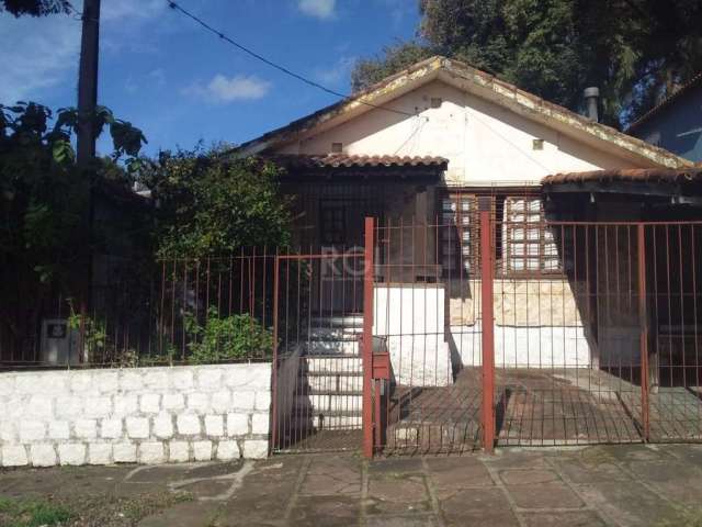 Uma casa no bairro Medianeira com 4 dormitórios ,1 suíte, Living amplo 2 ambientes com lareira, 1 Copa Cozinha, 1 banheiro social, 2 vagas cobertas ,Pátio com área de lazer ( churrasqueira e  banheiro