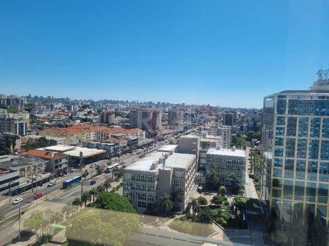 Sala comercial no Gran Park Lindóia, de 24m2, prédio de alto padrão com serviço de concierge, muito iluminada com ótima vista do penúltimo andar, vidros espelhados com redução de raios UV, janelas com