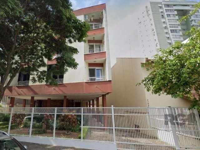 Apartamento à venda no Edifício Guaira, localizado na Avenida Taquara,  Petrópolis, Porto Alegre. Com área privativa de 80m² e área total de 85m², o imóvel possui 3 dormitórios, 1 banheiro social e 1 