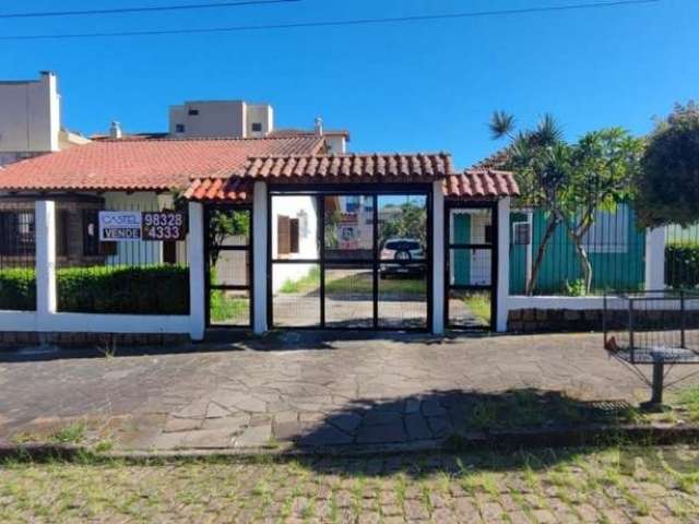 Casa à venda em Porto Alegre, localizada no bairro Cristal. Possui 2 dormitórios e 6 vagas de garagem. Área privativa de 100m². Infraestrutura com aquecimento central, vigilância 24 horas e empresa de