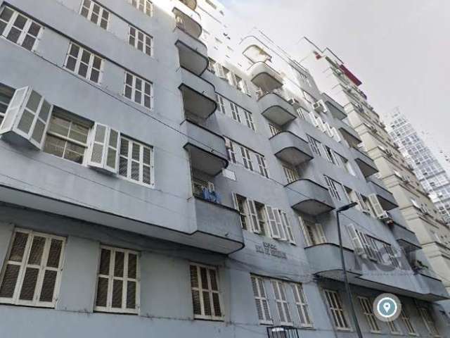 Em uma localização privilegiada no Bairro Centro Histórico, na charmosa Rua Jerônimo Coelho, este amplo apartamento de 03 dormitórios é um verdadeiro achado. Um dos dormitórios possui uma sacada, o li