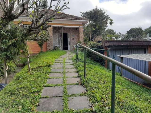 Excelente terreno na Honório Silveira Dias com 11,00 de frente, no meio aumenta para 13,40 m e 58,00 m de profundidade.&lt;BR&gt;Ótima localização, perto da Zaffari Higienópolis.&lt;BR&gt;Terreno ao l