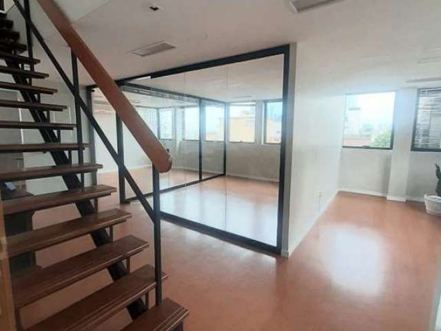 Excelente sala comercial DUPLEX localizado em andar alto com vista espetacular no coração do bairro Moinhos de Vento. O edifício tem portaria, elevador e 1 vaga de garagem. Na sala consta recepção, la