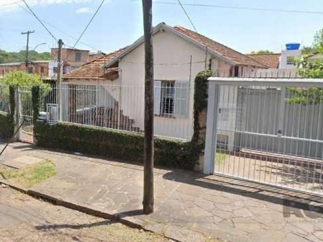 Casa em alvenaria, de esquina,