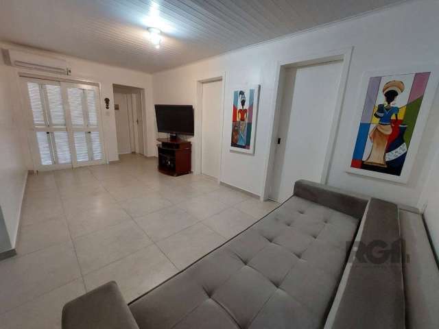 Casa com 3 quartos, no Bairro Ipanema - Porto Alegre/RS.&lt;BR&gt;&lt;BR&gt;Casa, 3 dormitórios, living 2 ambientes, sala de jantar, cozinha montada, área de serviço (com lavanderia e ferramentaria) e