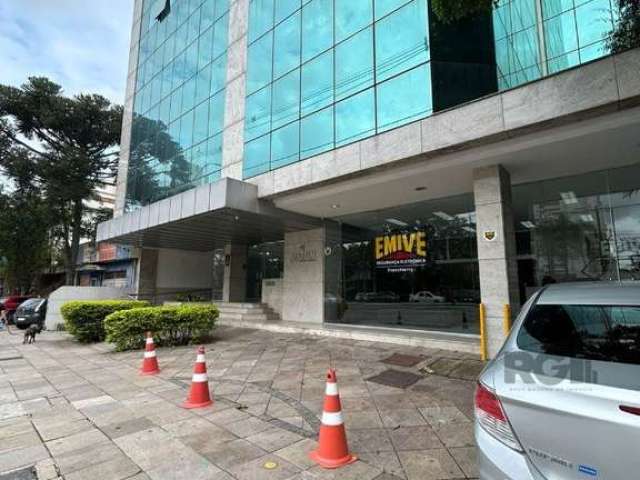 Libertas Imobiliária aluga loja comercial em importante Avenida com grande fluxo de pedestres e veículos.&lt;BR&gt;&lt;BR&gt;Imóvel com 100m², fachada de vidro, banheiro social.&lt;BR&gt;&lt;BR&gt;Con