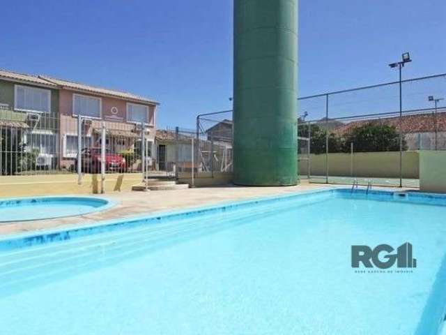 Vendo ou Alugo Casa em condomínio com 03 dormitórios,  01 vaga de garagem, 1 banheiro em cima e outro em baixo..com Pátio  lindo e com piscina, cozinha e área coberta nos fundos com churrasqueira. Loc