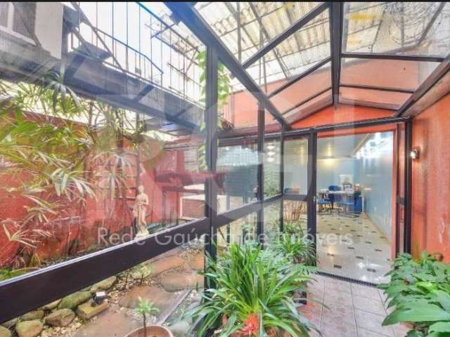 Excelente oportunidade de investimento! Conjunto/Sala à venda localizado na Rua Coronel Fernando Machado, no Centro Histórico de Porto Alegre. Com área privativa de 107m² e área total de 110m². Possui