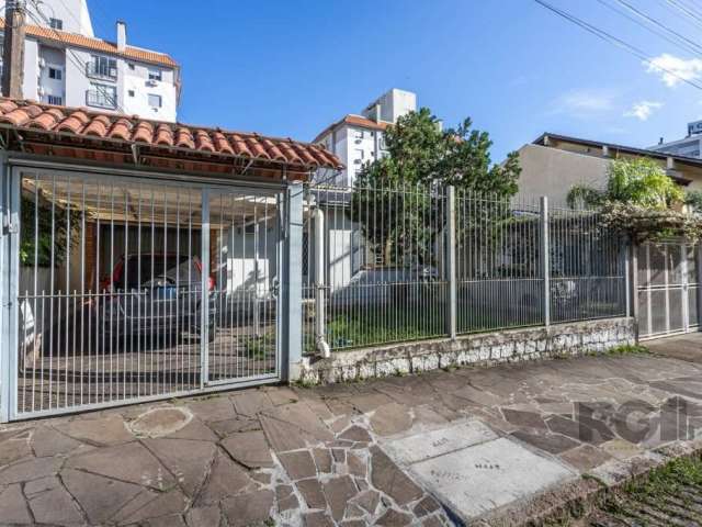 Terreno com 1 casa na frente de alvenaria com 1 quarto, sala, de jantar, cozinha, banheiro - necessita de reforna.- casa com 50 m2&lt;BR&gt;Patio grande com sobrado inacabado  com lavanderia, cozinha,