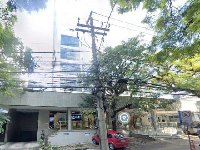 Loja a venda no empreendimento Moinhos Chroma na melhor localização do Rio Branco com o Moinhos de Vento. São quase 300 m² com 2 banheiros, 1 vaga privativa e estacionamento pra visitantes.&lt;BR&gt;C