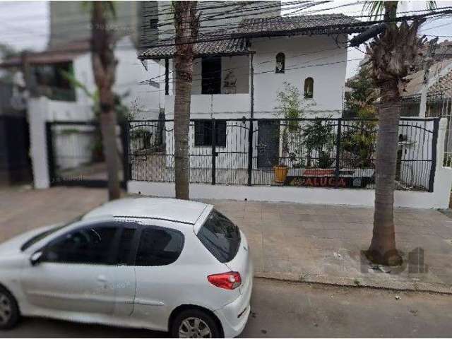 Excelente sobrado, no Bairro Menino Deus.&lt;BR&gt; No segundo piso da casa, tem 02 dormitórios, sendo 1 com suíte com banheira de hidromassagem. &lt;BR&gt;Sacada para frente e um terraço com área de 