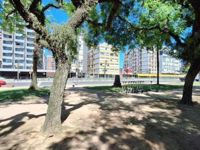 Excelente apartamento frente para Redenção, com 107,00m2 de área privativa, com 03 dormitórios, 02 banheiros, cozinha integrada com o living, 01 gabinete, apto. todo reformnado, hidraulica, eletrica n