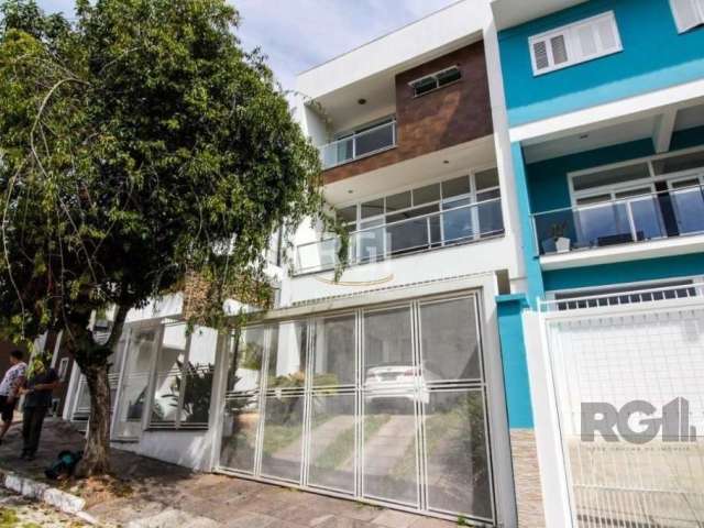 Casa com arquitetura bonita e moderna com grande espaço de morada no bairro teresópolis,  composta de 03 dormitórios, (um suite com sacada), 02 salas (estar e jantar) 4 banheiros, cozinha planejada, 3