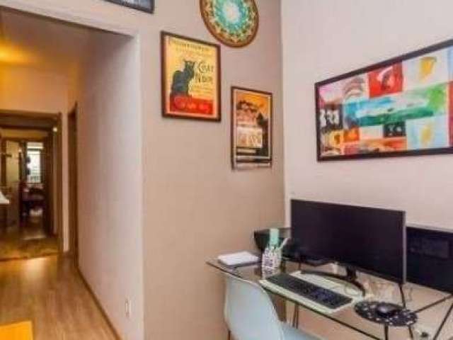 Excelente apartamento no bairro Farroupilha, com 2 quartos, sendo 2 suítes, e 3 banheiros no total, todo reformado com duas suites e closet. Tem como fazer o terceiro quarto. Hidráulicas e eletrica to