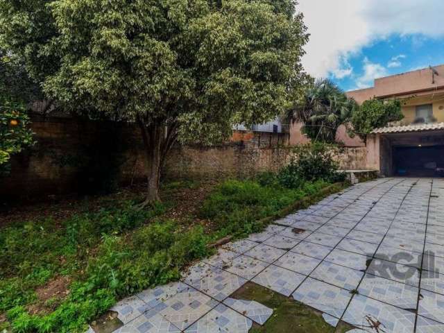 Residência à venda no bairro Lomba do Pinheiro! A casa oferece sala de estar, cozinha ampla, banheiro social e 2 dormitórios, com ambientes espaçosos e bem iluminados. Conta também com área com churra